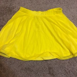 Bright yellow skirt. Size Large.